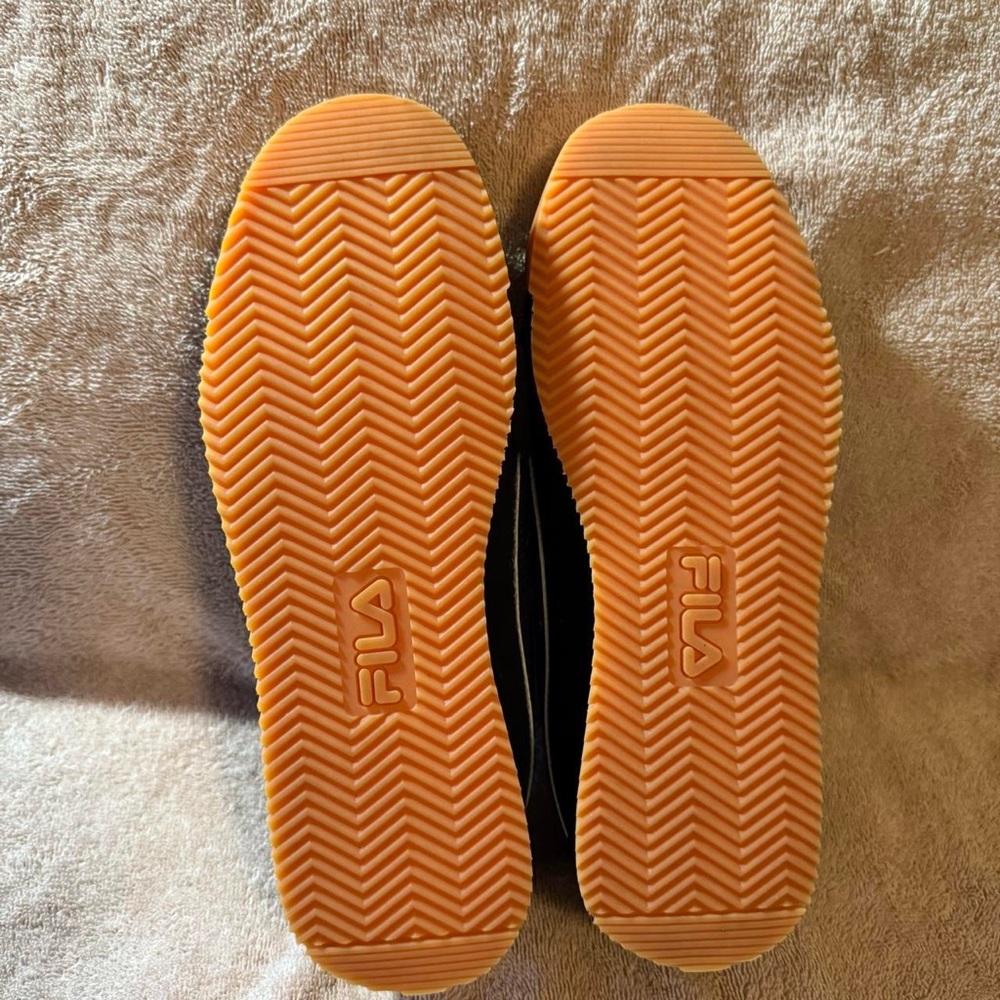 Fila Men's Black and Orange Sole Sneakers